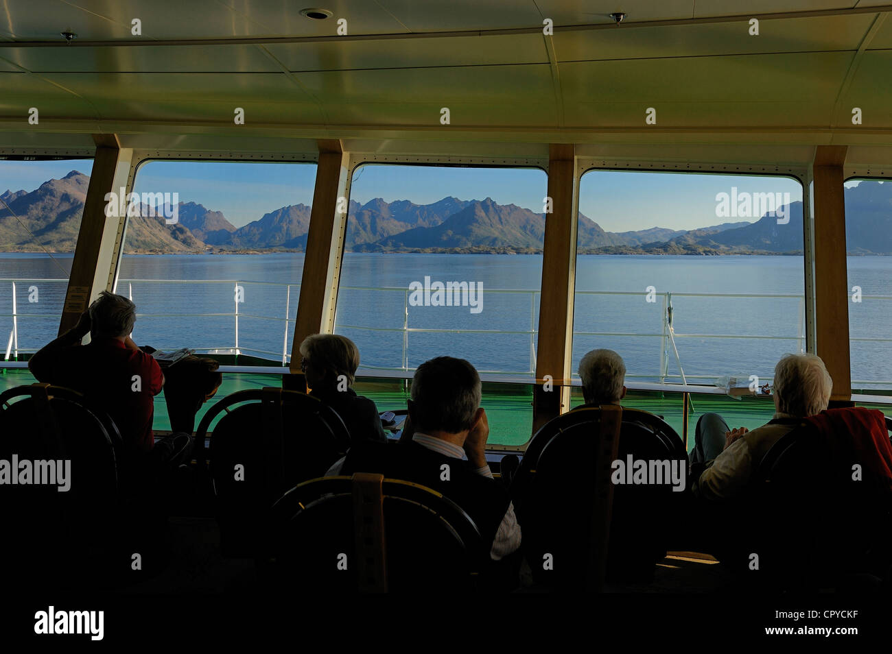 Norvegia, Troms County, costa meridionale dell'isola di Hinnoya visto dalla costiera Express (Hurtigruten) Foto Stock