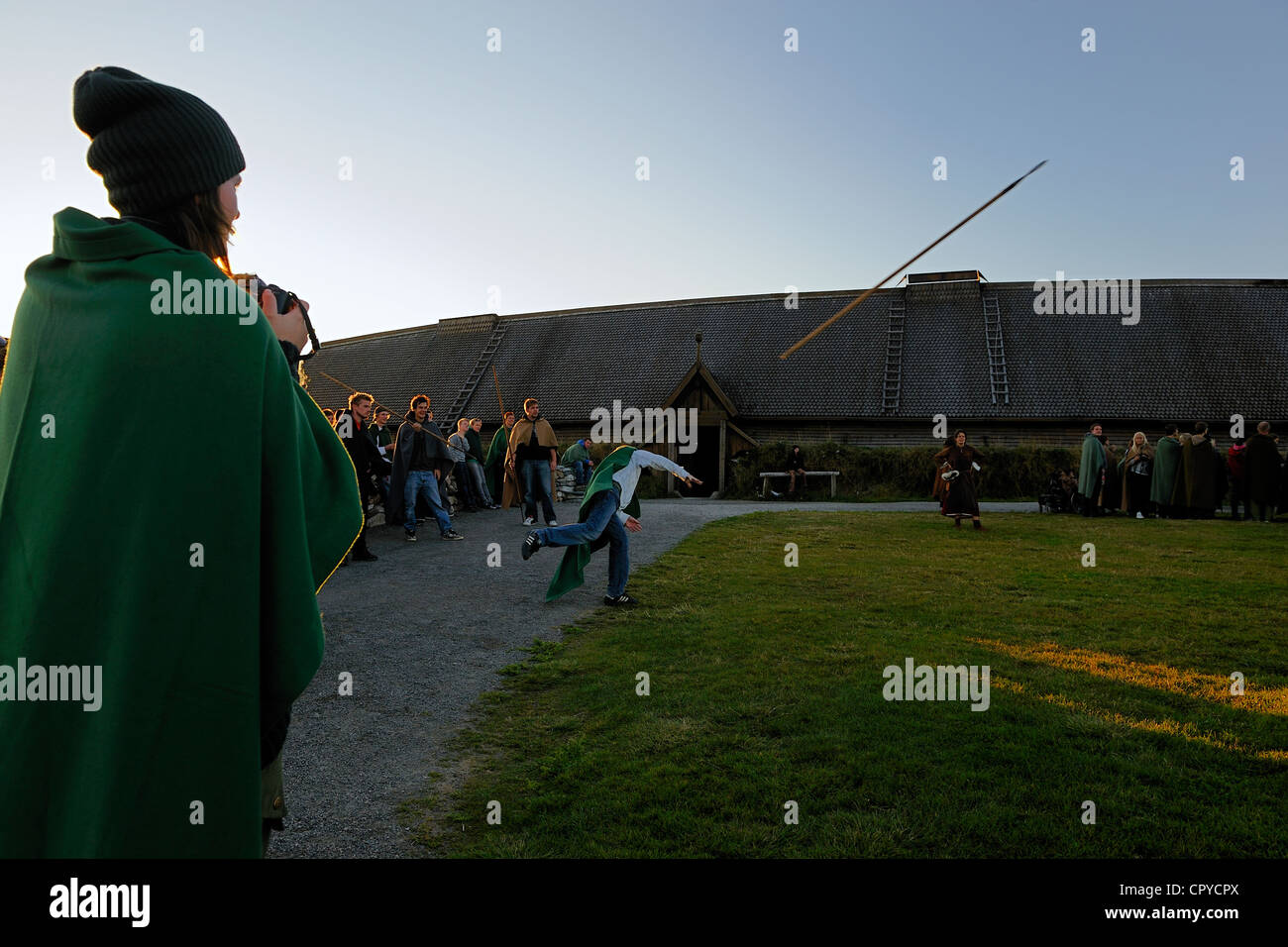 Norvegia, Nordland County, Isole Lofoten, Isola Vestvagoy, Borg Museo Vichingo,Viking giochi nella parte anteriore di un ricostruito vecchia casa 83 Foto Stock