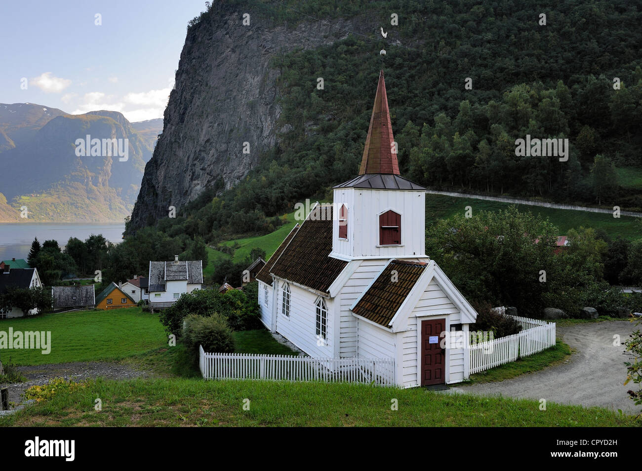 Norvegia Sogn og Fjordane County Laerdal Undredal nel fiordo di Aurland doga in legno chiesa chiamata stavkirker o stavkirke costruita in Foto Stock