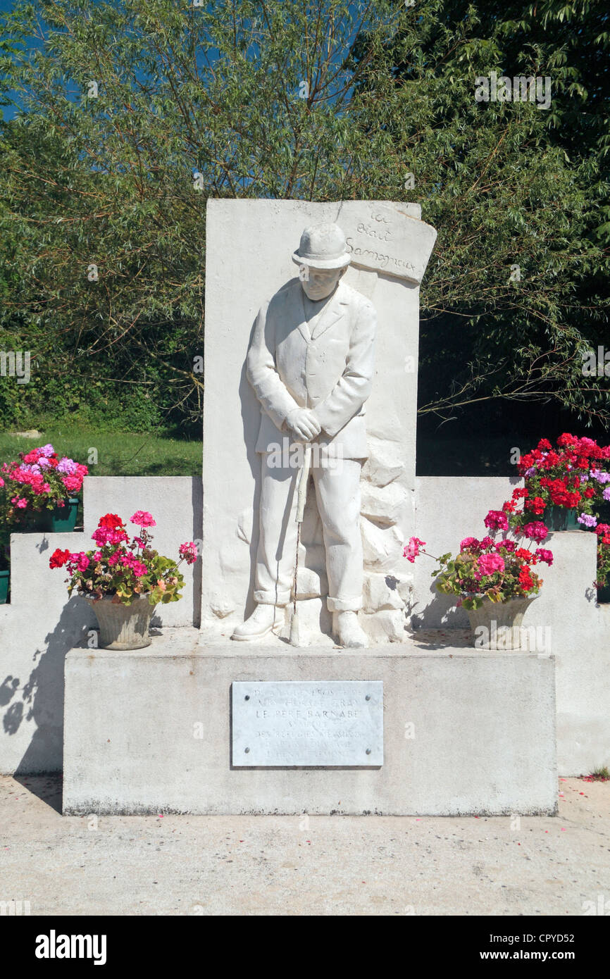 Il 'Pere Barnabe' memorial ("padre Barnaba') di un vecchio uomo appoggiato su un bastone in Samogneux, Meuse, Lorena, Francia. Foto Stock