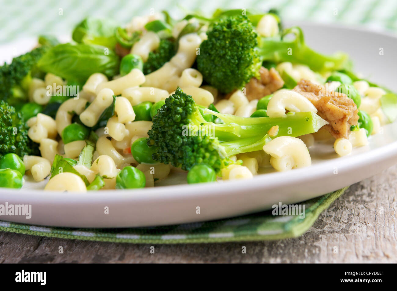 Questo pasto con maccheroni, broccoli, piselli e tofu affumicato può essere goduto come un pasto principale ma potrebbe anche funzionare bene come insalata. Foto Stock