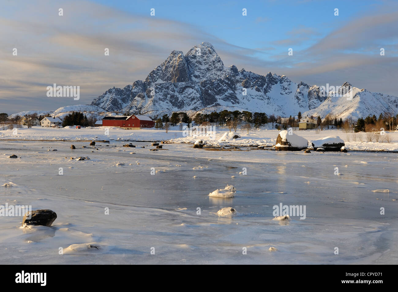 Norvegia, Nordland County, Isole Lofoten, paesaggio di una baia congelati in inverno sulla isola di Vagan Foto Stock