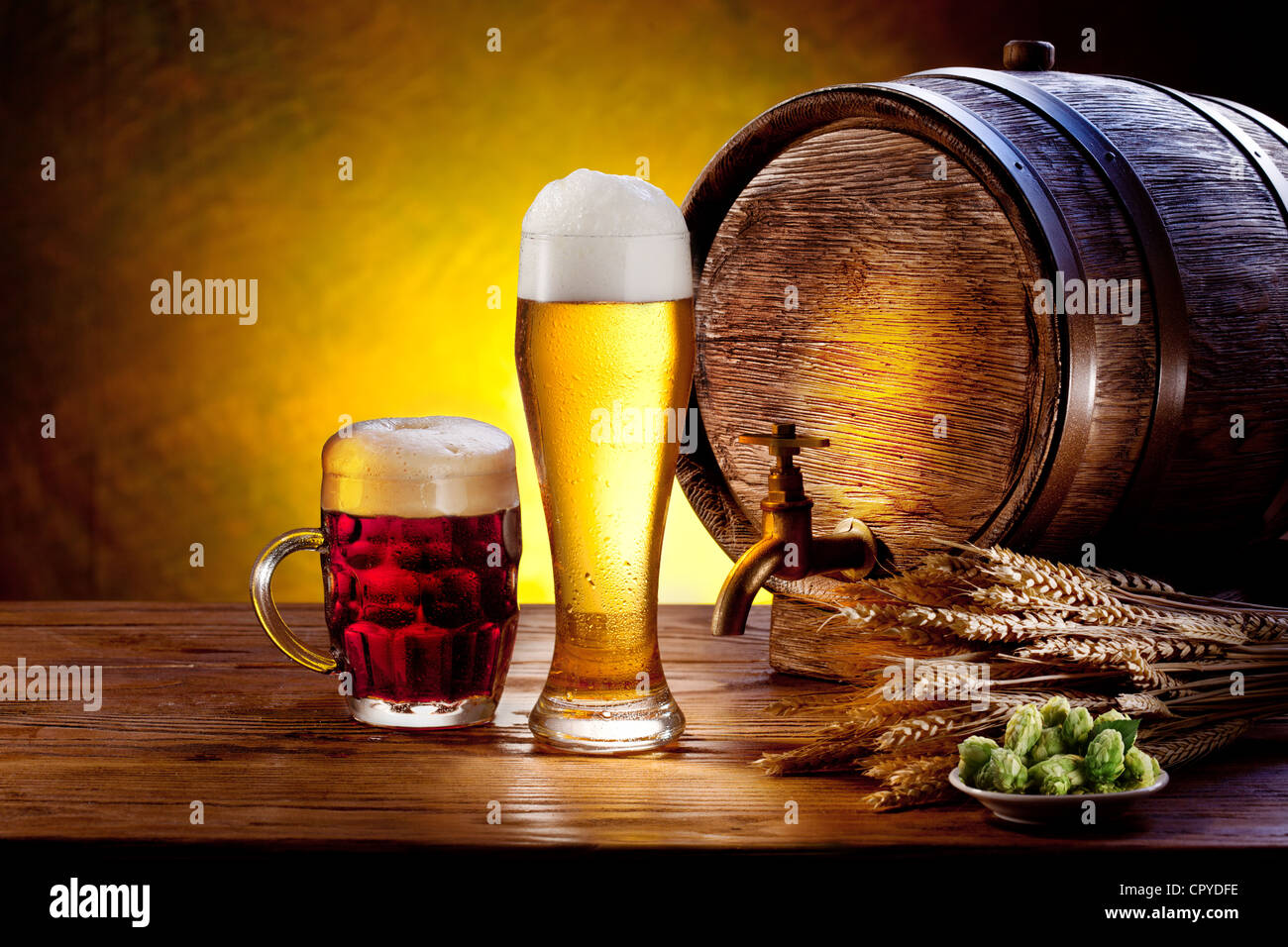 Barile di birra con bicchieri da birra su di un tavolo di legno. Lo sfondo scuro. Foto Stock