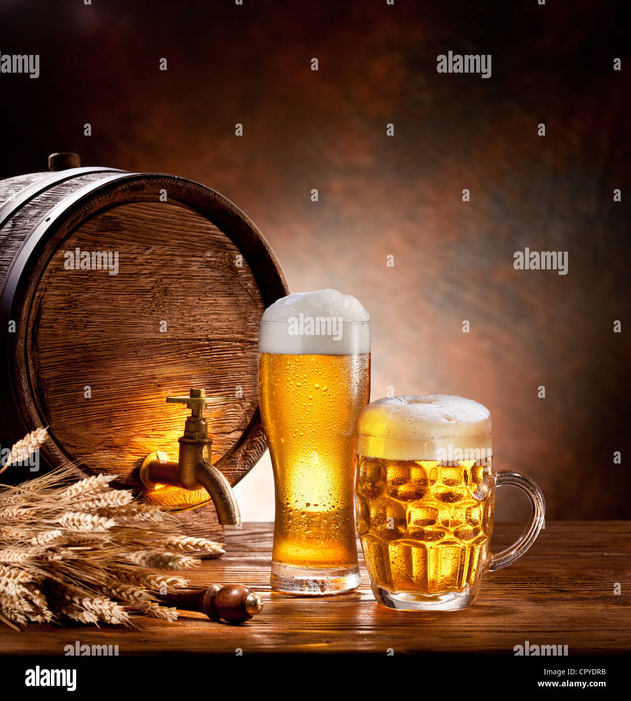 Barile di birra con bicchieri da birra su di un tavolo di legno. Lo sfondo scuro. Foto Stock