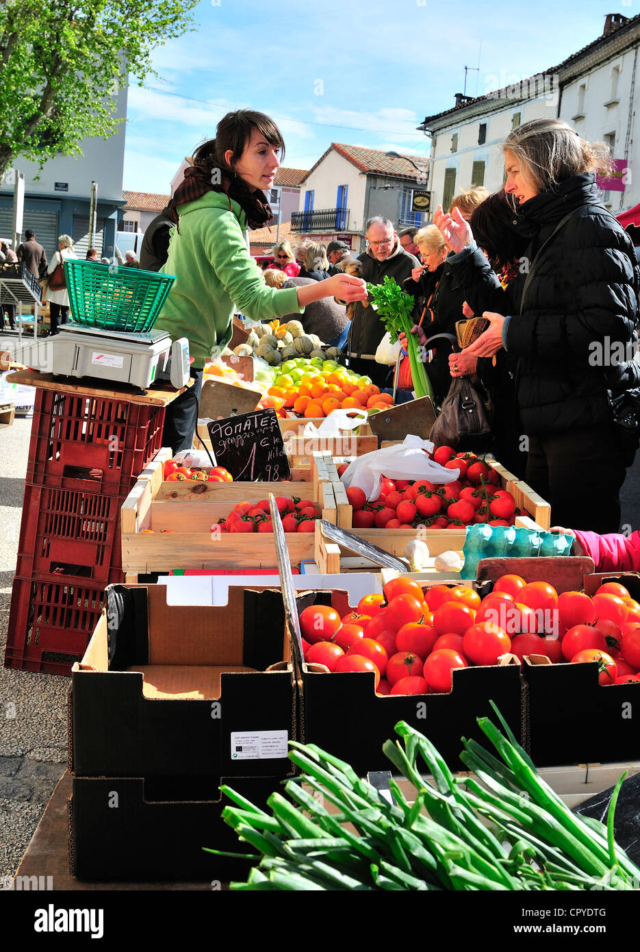 Prodotti freschi in vendita il giorno del mercato nel villaggio di Bram vicino al Canal du Midi, Languedoc-Roussillon, Francia Foto Stock