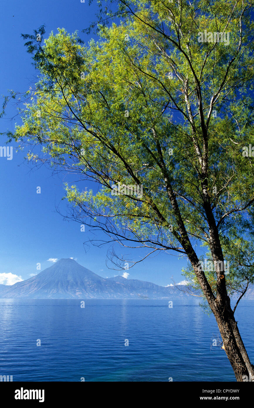 Guatemala, Solola Reparto, lago Atitlan, holiday resort, circondata da tre vulcani, San Pedro, Toliman e Atitlan Foto Stock