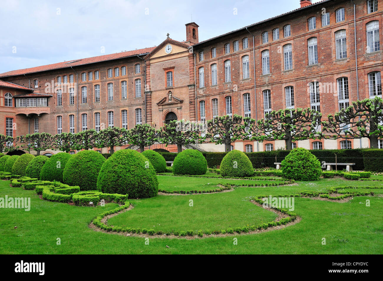Pollarded alberi in splendidi giardini paesaggistici .dell'Hôtel-Dieu St-Jacques, Toulouse - Toulouse il primo grande ospedale Foto Stock