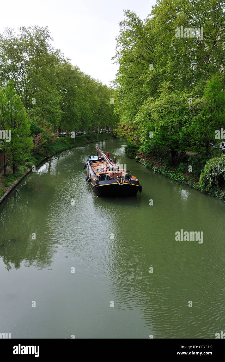Dutch Barge circa per passare sotto un ponte vicino alla Gare Matabiau lungo il Canal du Midi, Tolosa, Francia, Europa Foto Stock