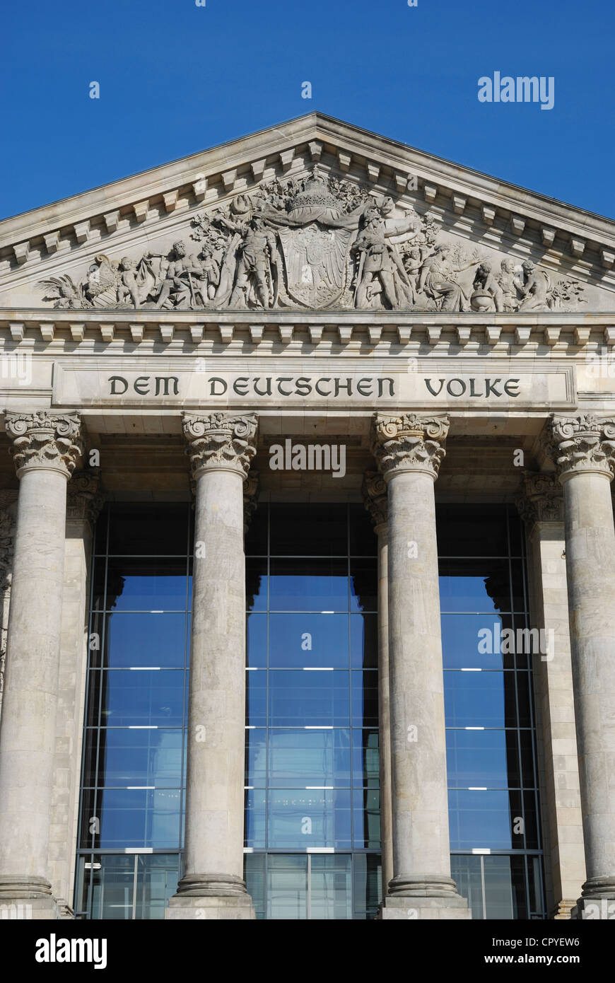 L'iscrizione "em Deutschen Volke' (per il popolo tedesco) sull'architrave del Reichstag di Berlino, Germania. Foto Stock