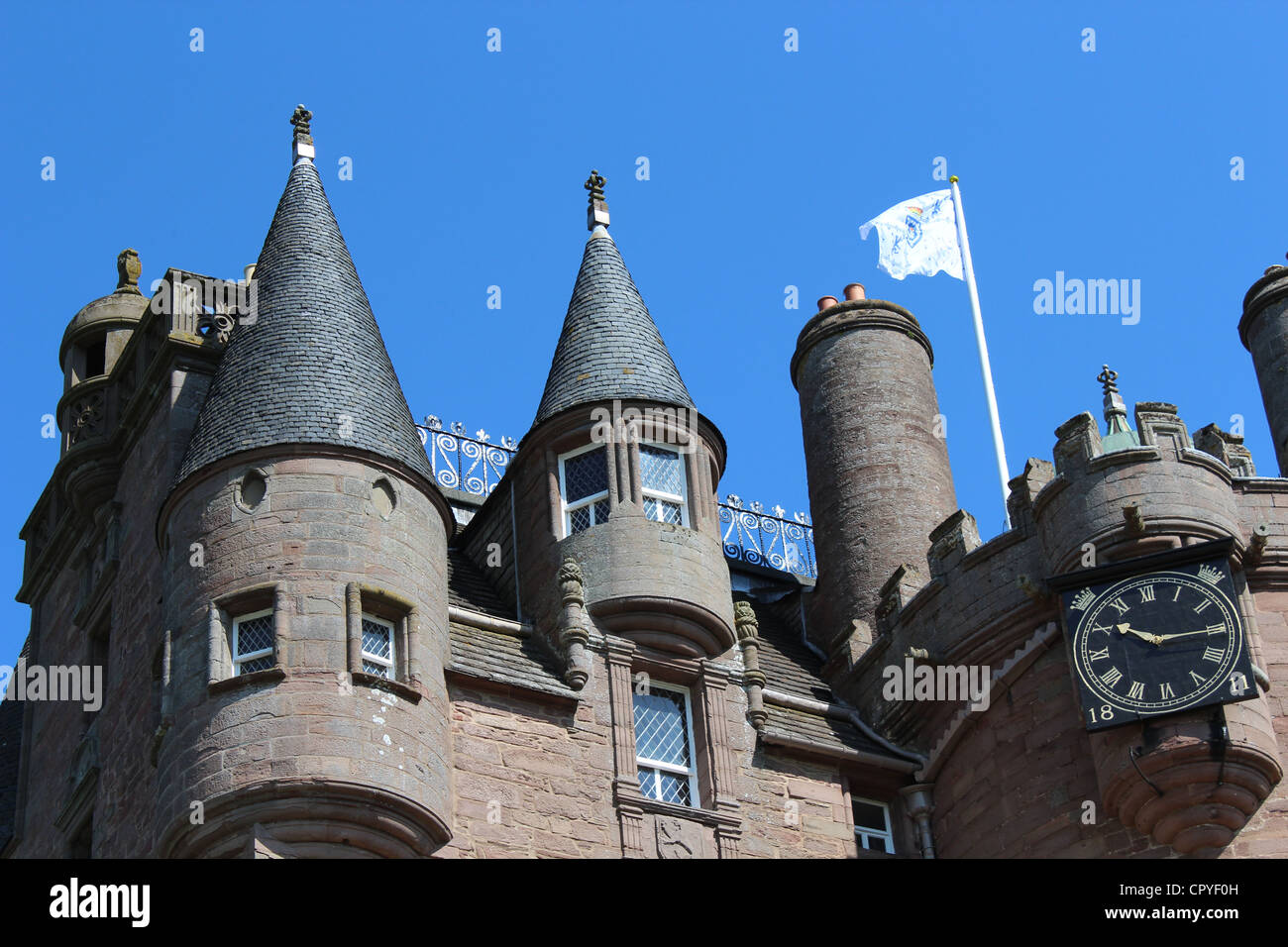 Orologio e torre presso la parte anteriore del Glamis Castle, Scozia Foto Stock