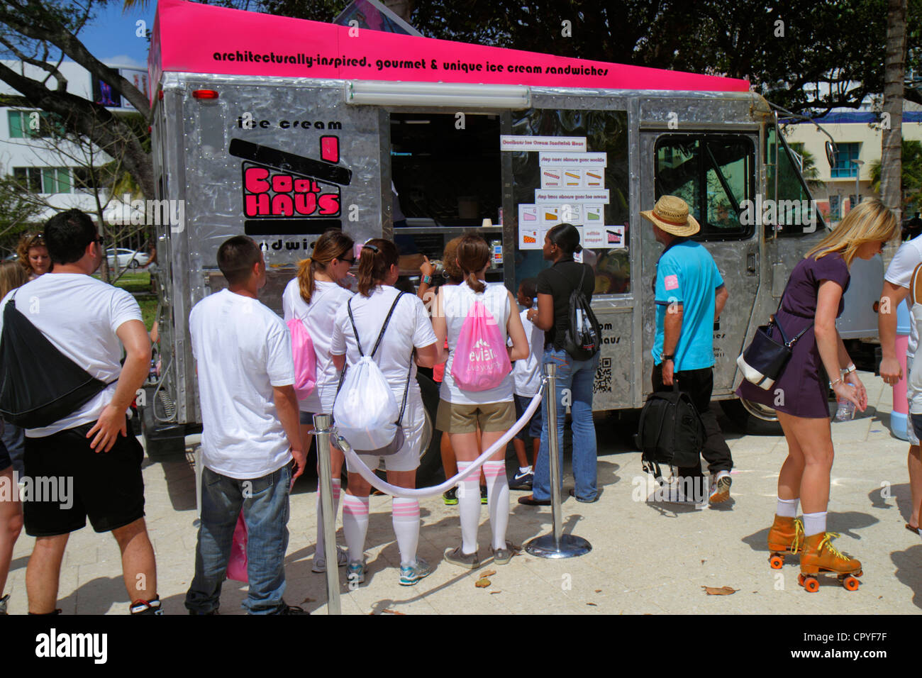 Miami Beach Florida, Collins Park, gastronomia, food truck, gelati sandwich, linea, coda, clienti, FL120427019 Foto Stock