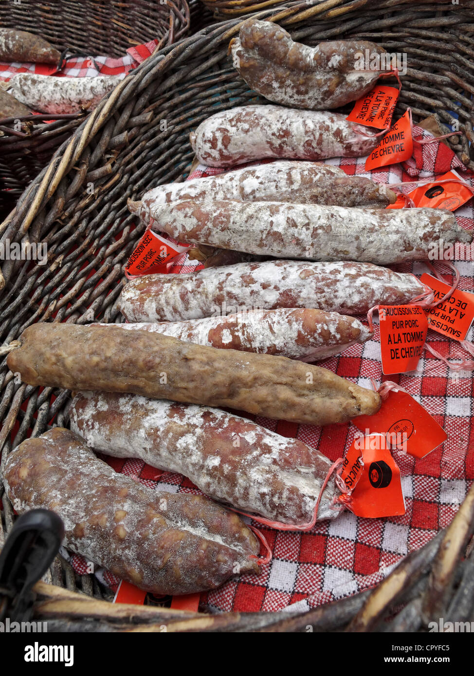 Salsiccia di maiale in vendita al mercato di Vaison-la-Romaine, Vaucluse Provence, Francia. Foto Stock