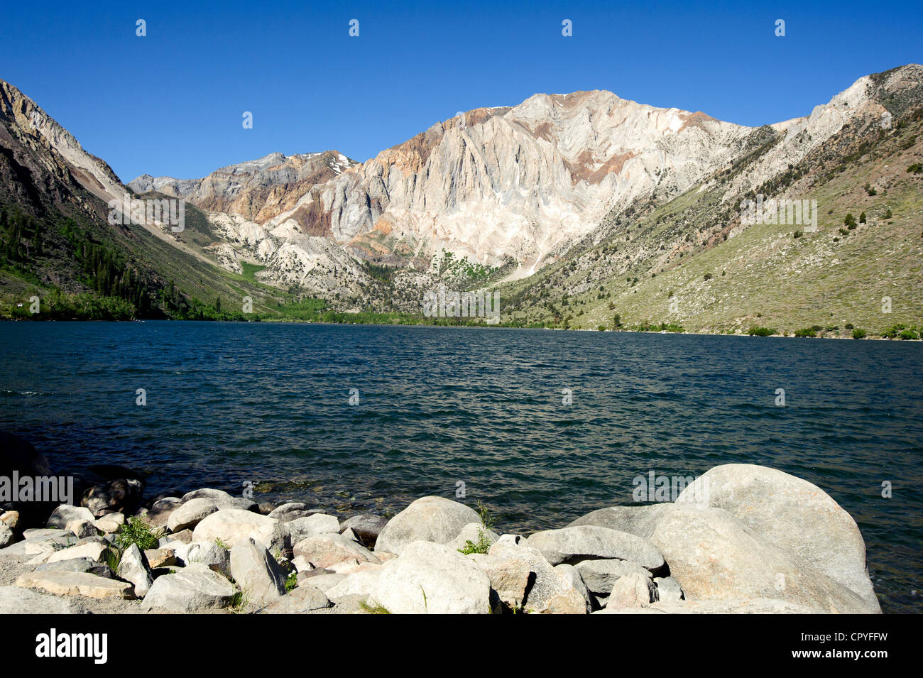 Condannare il lago in alta Sierra, CALIFORNIA, STATI UNITI D'AMERICA Foto Stock