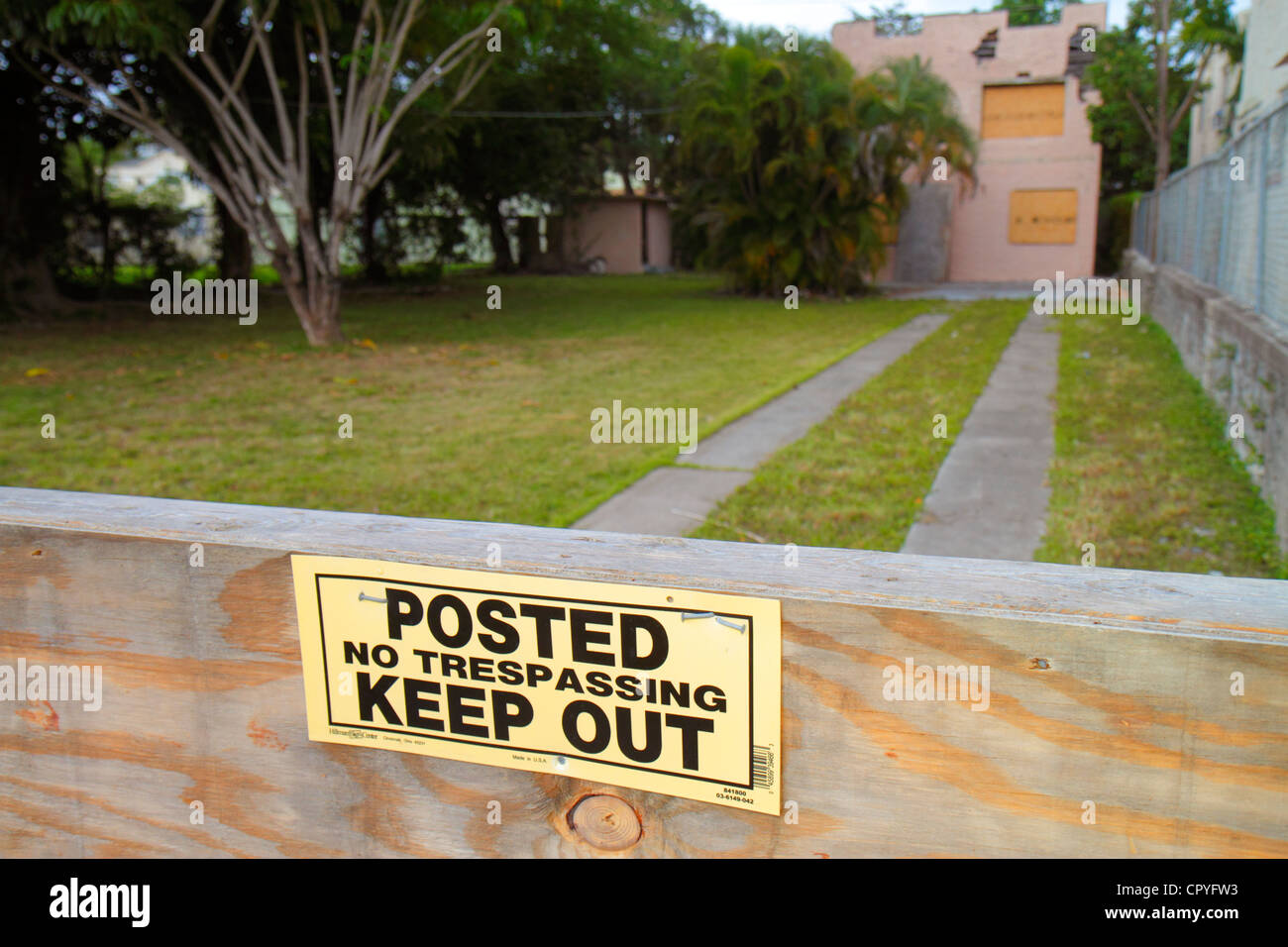 Miami Florida,Little Havana,segno,posted no trespassing tenere fuori,imbarcato su,casa casa case residenza,casa,casa casa case residenza re Foto Stock