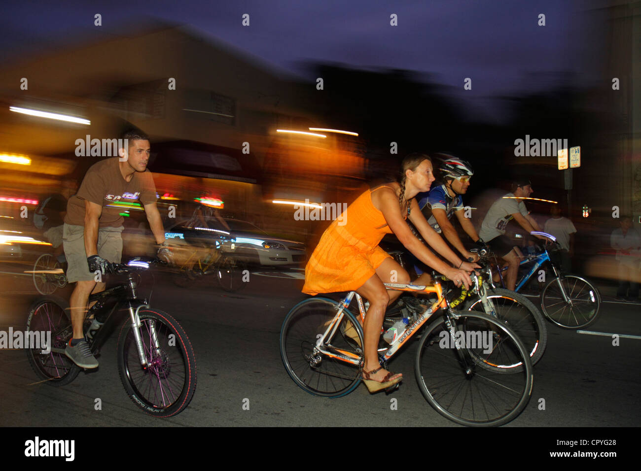 Miami Florida,Little Havana,Calle Ocho,Miami Critical Mass,bicicletta semovente per il trasporto,ciclismo,equitazione,ciclismo,motociclista,biciclette,equitazione,Hispani Foto Stock