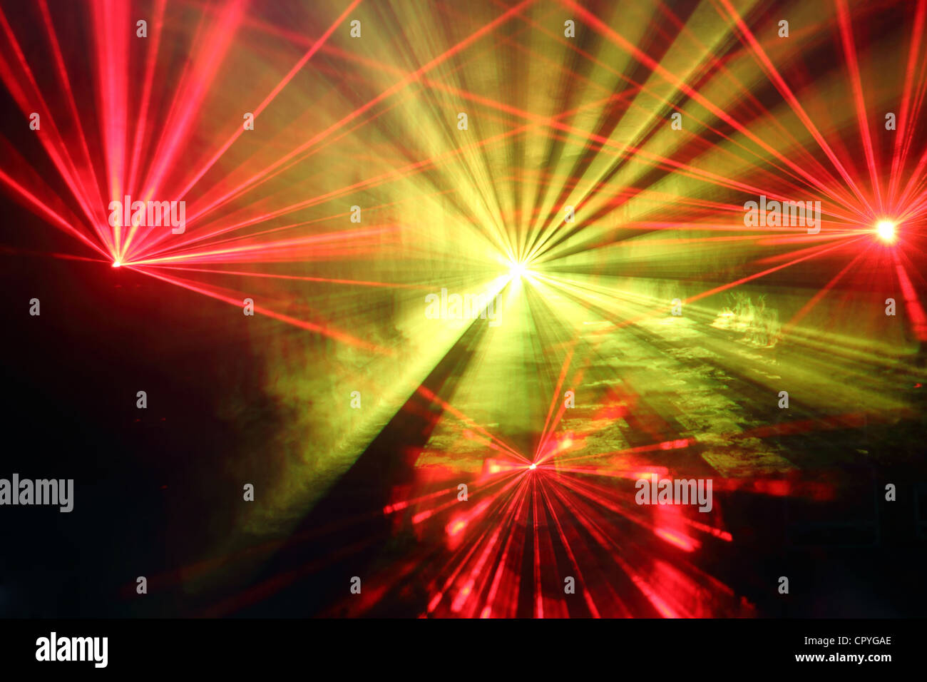 Discoteca colorata con gli effetti speciali e il fantastico spettacolo laser  Foto stock - Alamy