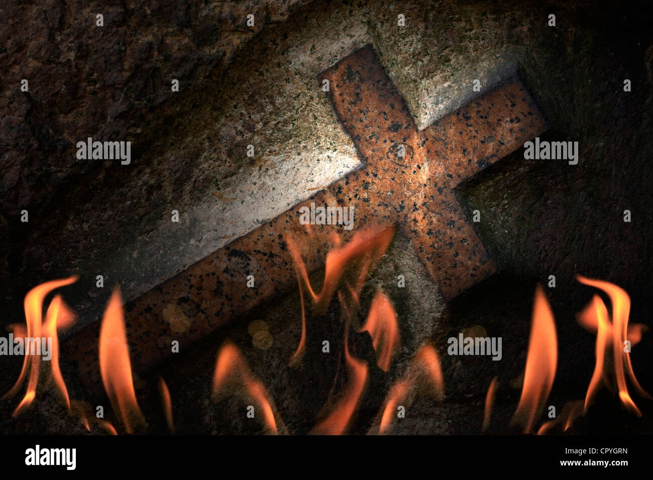 Croce nel fuoco metafora della pietra di masterizzazione Foto Stock