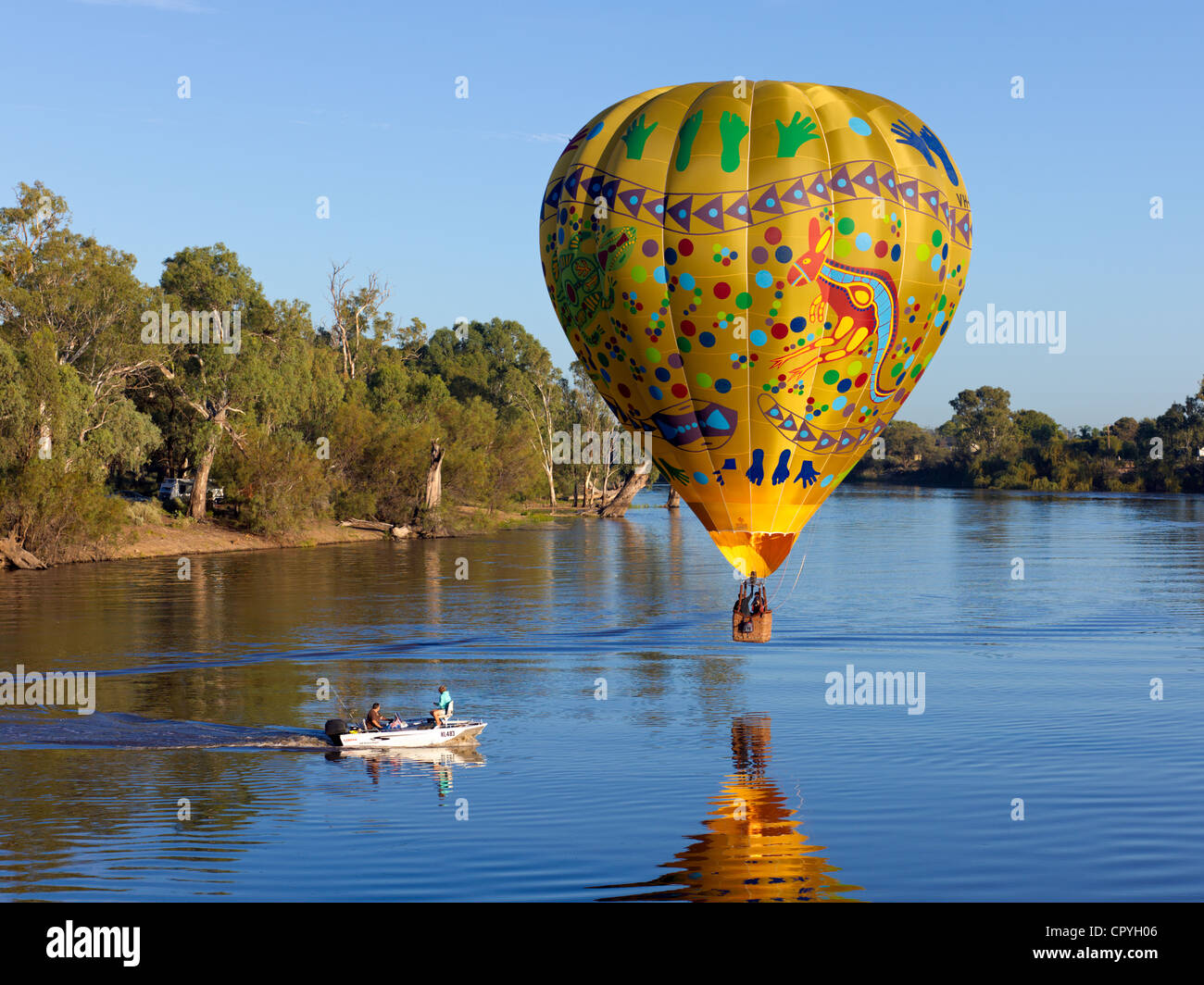 Palloncino colorato si sposta lentamente sul fiume Murray vicino Wentworth, NSW, Australia Foto Stock