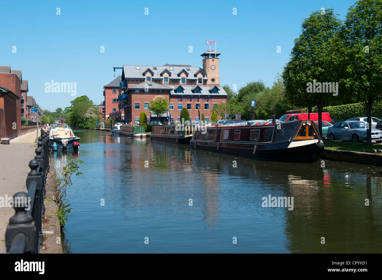 Narrowboats e appartamenti al Bridgewater Canal a vendita Waterside, Cheshire, Inghilterra, Regno Unito Foto Stock