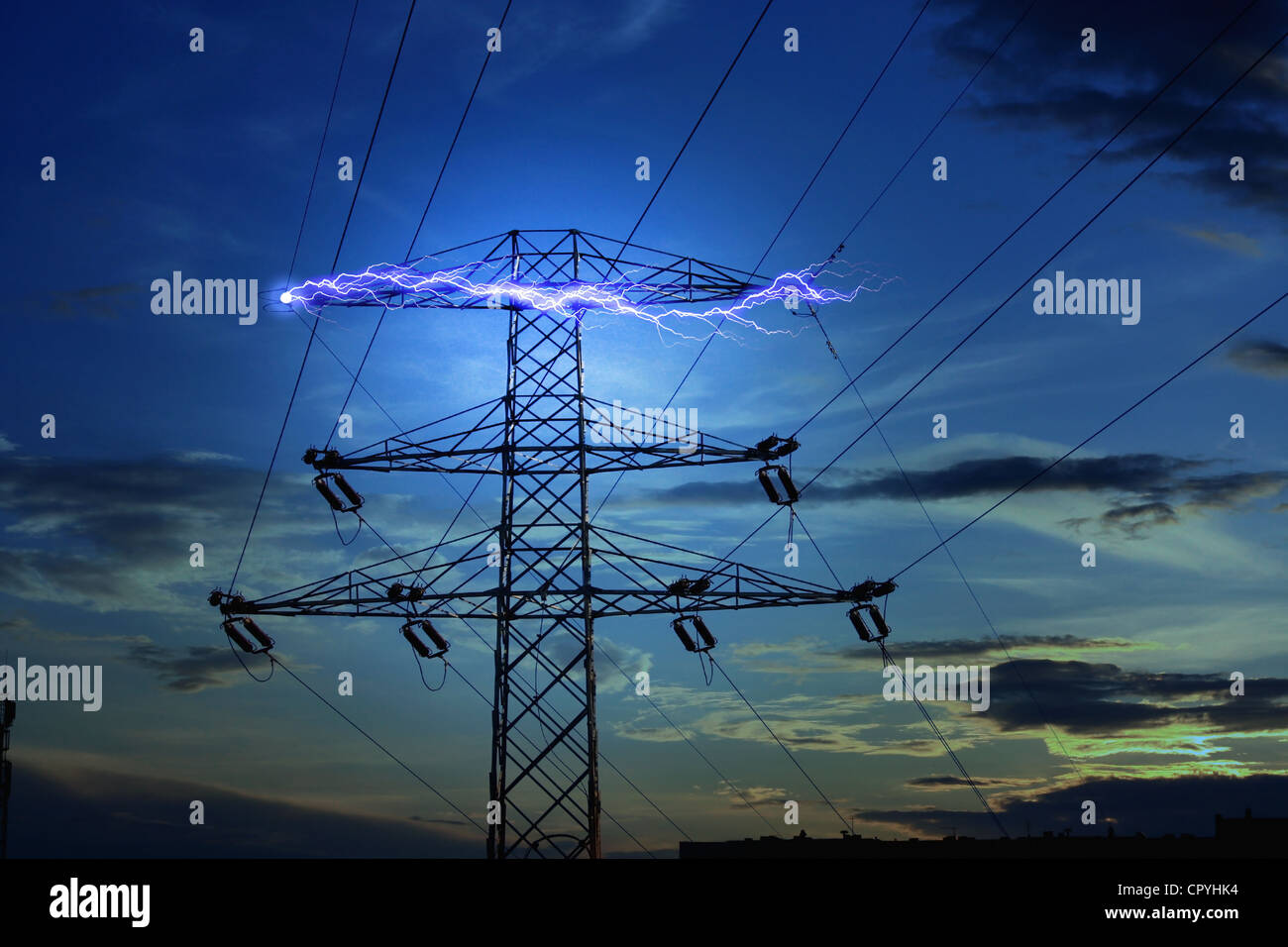 Il concetto di energia elettrica con i fulmini nella notte Foto Stock