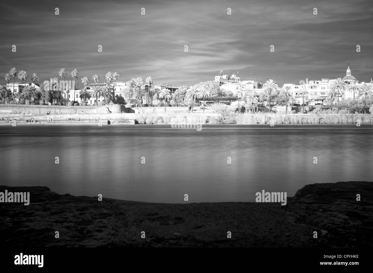 Immagine infrarossa del Guadalquivir River Bank, Siviglia, Spagna Foto Stock
