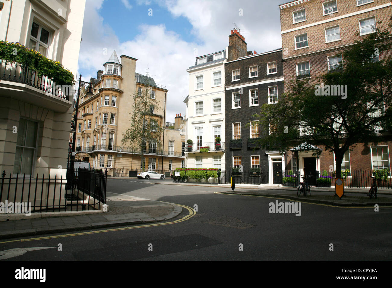 Giunzione di Charles Street, Queen Street e Chesterfield Hill, Mayfair, London, Regno Unito Foto Stock