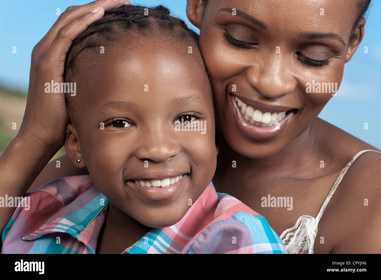 Closeup Ritratto di giovane ragazza africana e sua madre Foto Stock