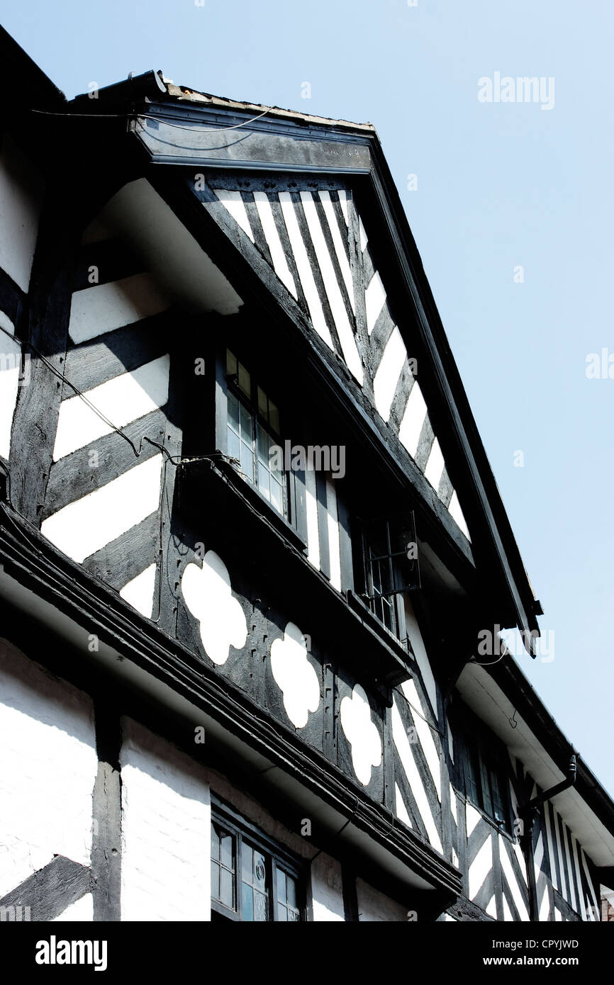 Un Tudor metà edificio con travi di legno con le sue travi di legno verniciato di nero. Foto Stock