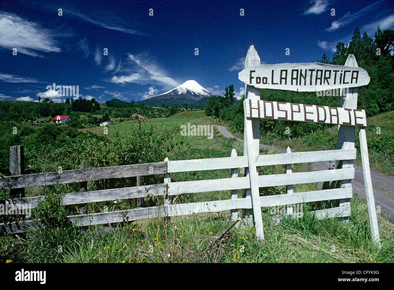 Il Cile, Regione Araucania, vicino Vulcano Villarica, alcuni locali di alloggi per gli abitanti Foto Stock