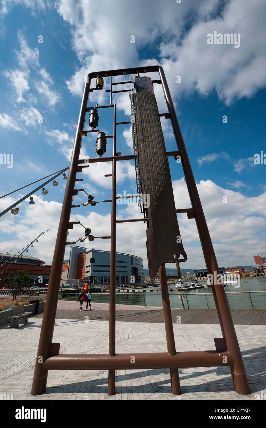 Grande e moderno di pezzo di arte che ritraggono Titanic nella forma di kit collocati presso Abercorn Basin Titanic Quarter Foto Stock