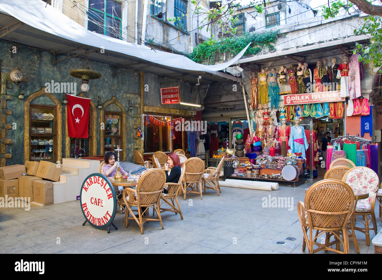 Al di fuori del piccolo quadrato al Grand Bazaar di Istanbul - Turchia Foto Stock