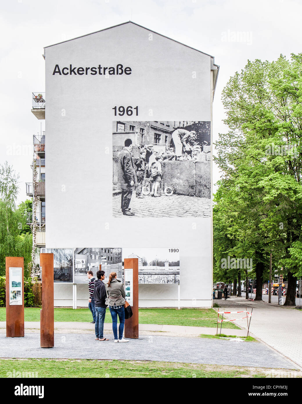 Memoriale del Muro di Berlino - Foto su edifici e rusty colonne ricordare la storia di una città divisa. Foto Stock