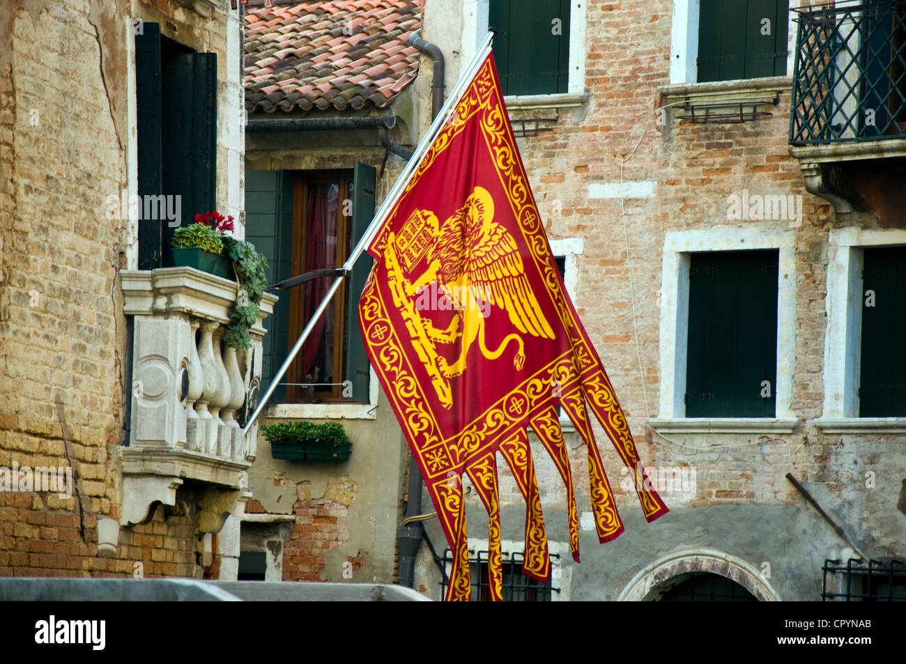 Bandiera di Venezia bandiere veneziana che mostra il leone alato di San Marco Foto Stock