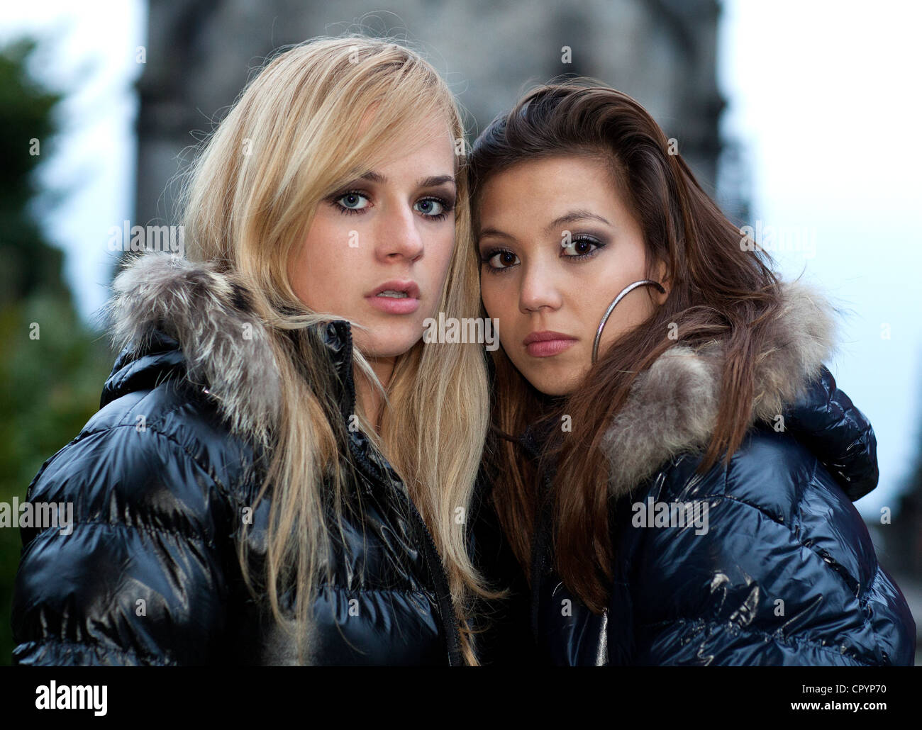 Due giovani donne in posa di giacche invernali, ritratto Foto stock - Alamy