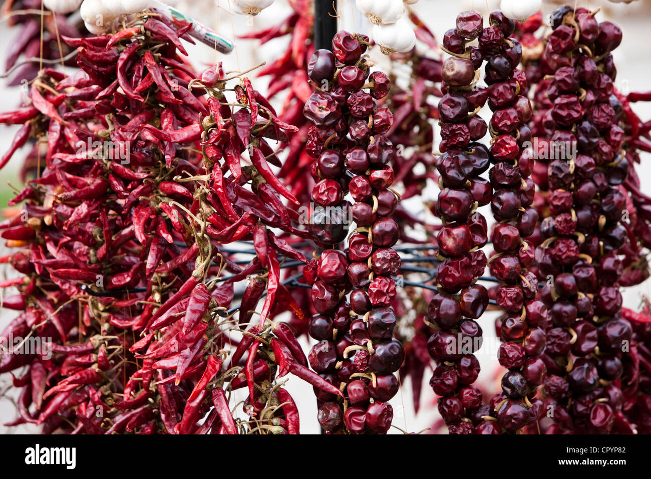 Peperoni secchi su un mercato in stallo, il lago di Neusiedl, Ungheria, Europa Foto Stock