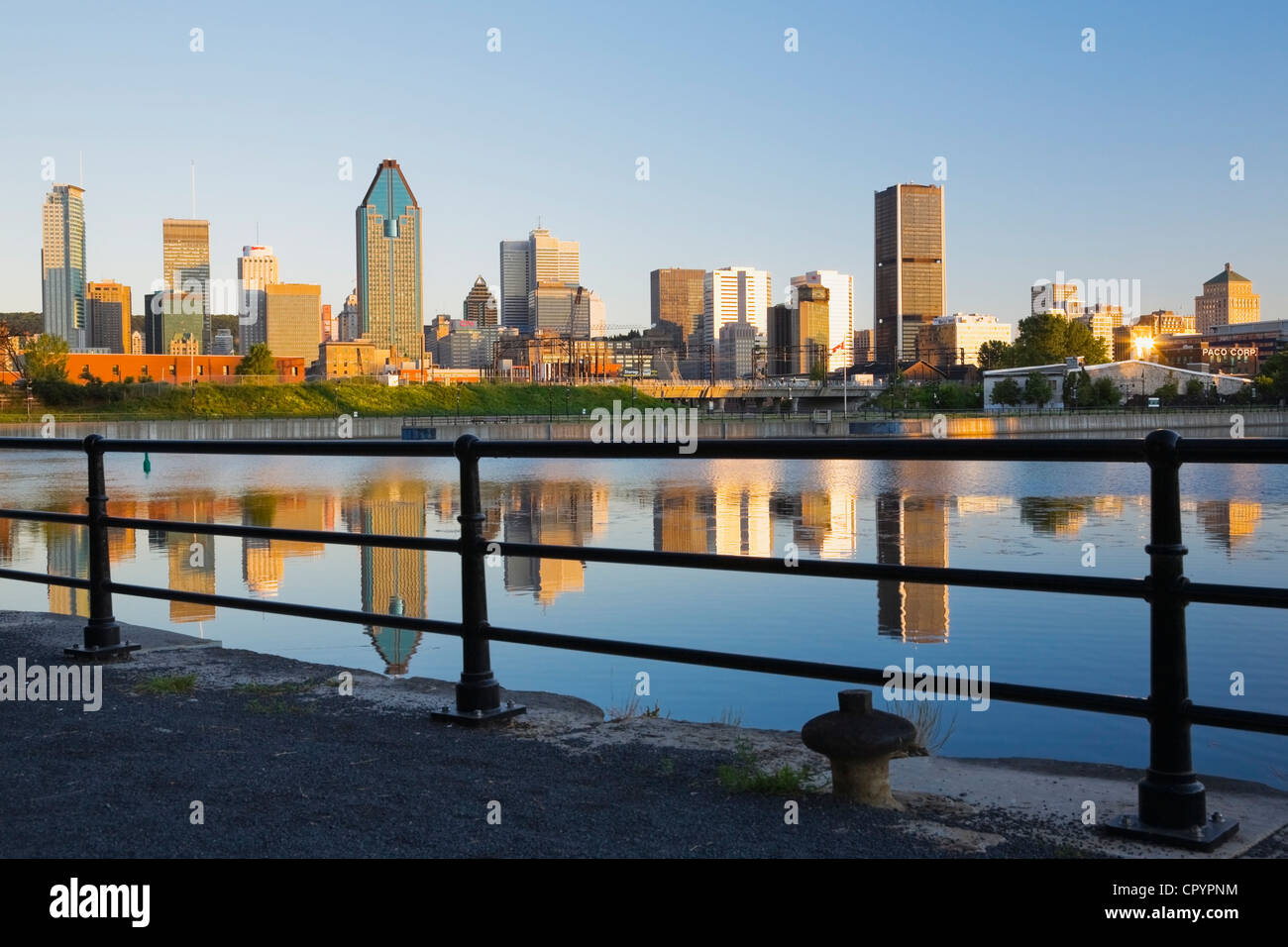 Lo skyline di Montreal e di Lachine Canal di sunrise, Quebec, Canada Foto Stock