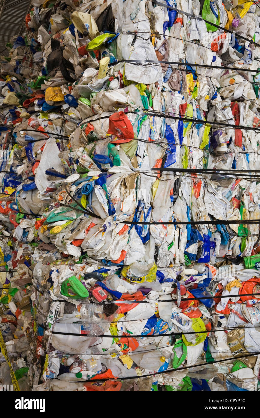 Balle di materiale plastico riciclabile e contenitori ad un centro di smistamento, Quebec, Canada Foto Stock
