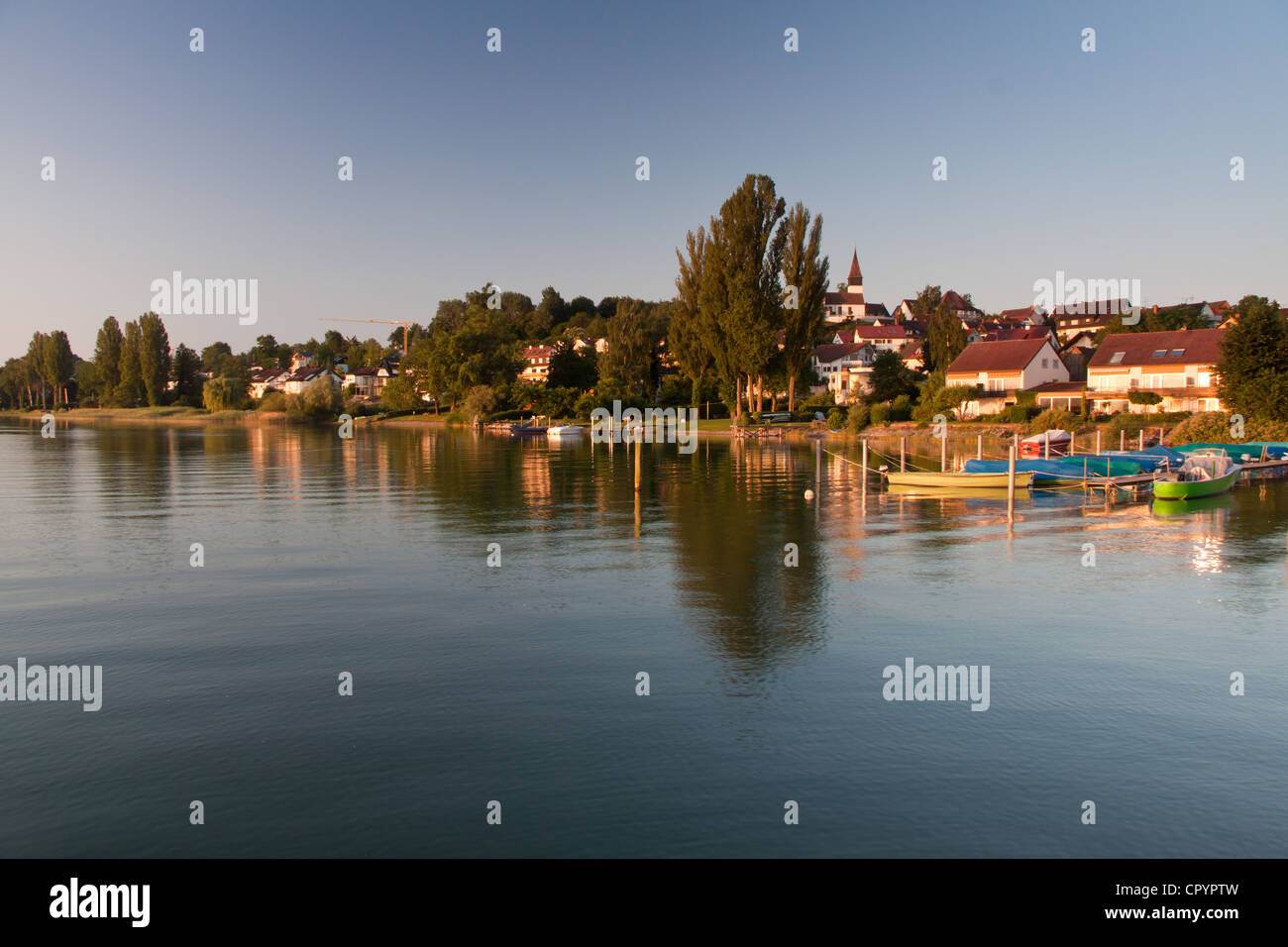 Dingelsdorf sul Lago di Costanza, con la chiesa parrocchiale di San Nicola nella luce del mattino, Dingelsdorf, Baden-Wuerttemberg Foto Stock