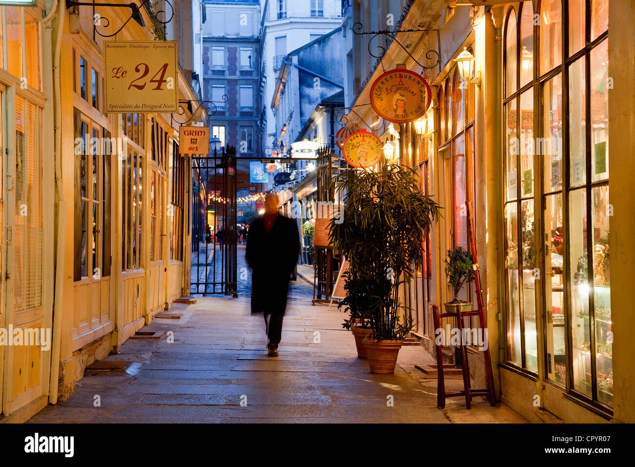 Saint germain des pres shopping immagini e fotografie stock ad alta  risoluzione - Alamy