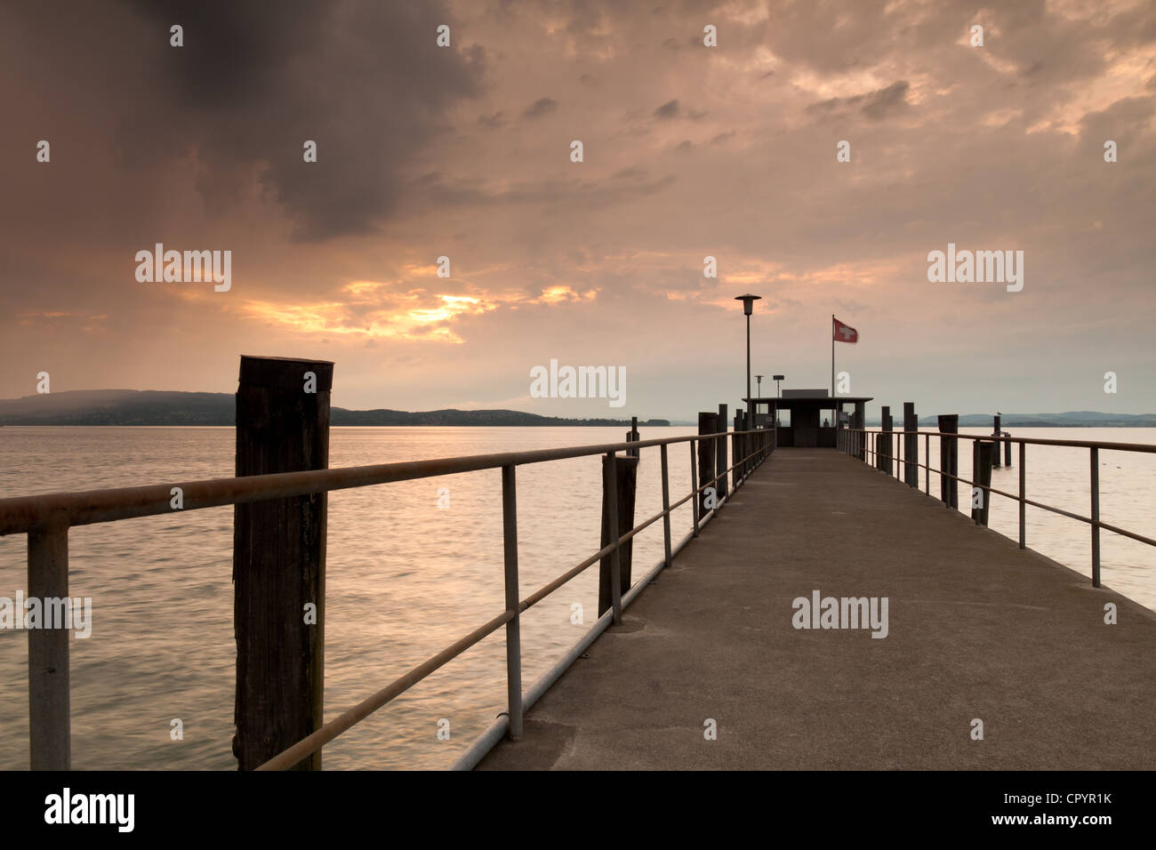 Il lago di Costanza e si avvicina al thunder nubi in serata, pier in Mannenbach, Svizzera, Europa Foto Stock