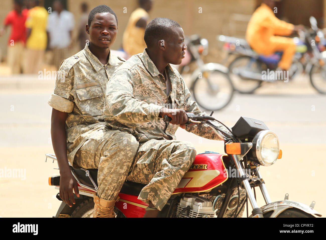 Due soldati guidare una moto in N Djamena, Ciad martedì 8 giugno 2010. Foto Stock