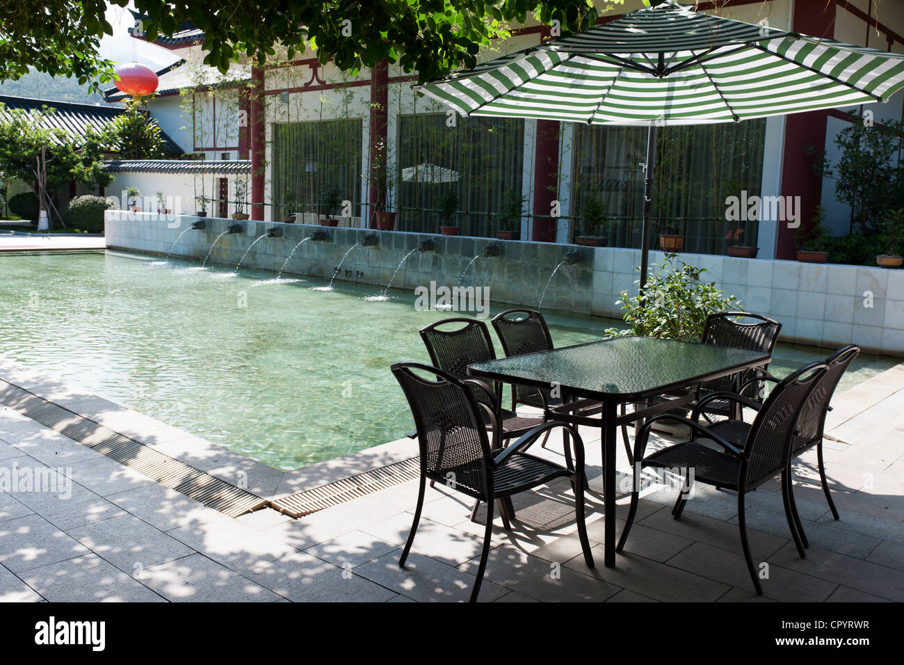 Stile cinese hot spring pool con testa di drago statue che fluisce fuori acqua Foto Stock