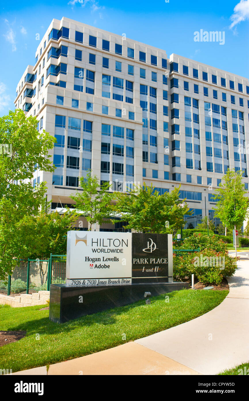 Stati Uniti Virginia McLean VA Hilton Worldwide sede nella Virginia del Nord - esterno dell edificio e firmare Foto Stock