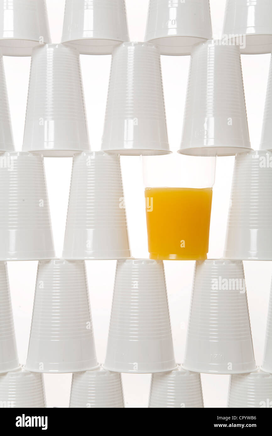 Plastica coppette e un bicchiere di succo di arancia Foto Stock