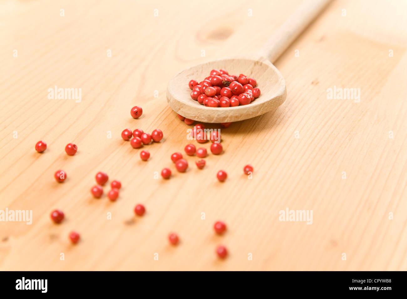 Peperone rosso e un cucchiaio di legno Foto Stock