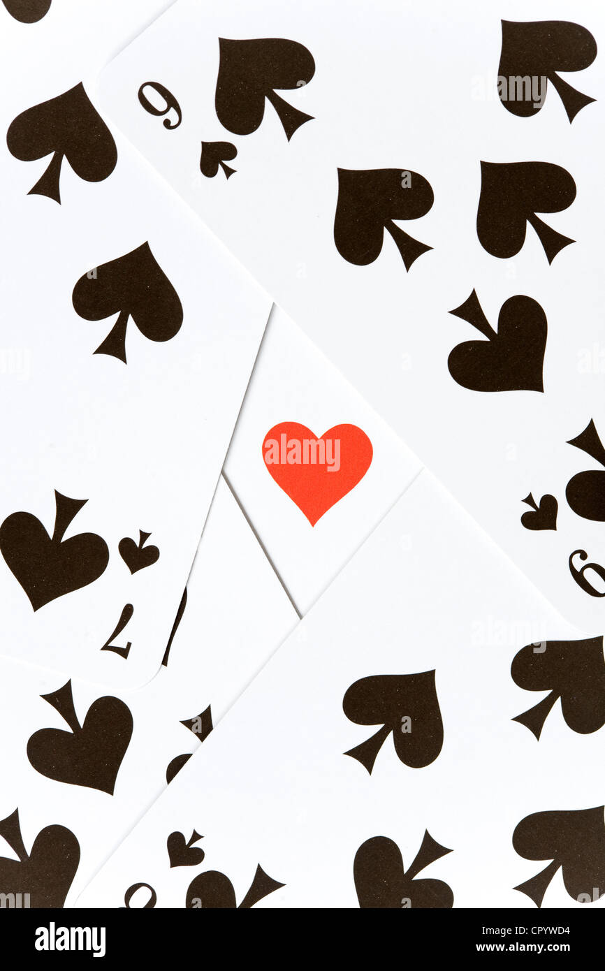 Carte da gioco, molti picche intorno a un unico cuore Foto Stock