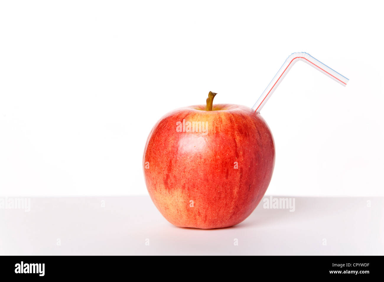 Red apple con una paglia Foto Stock