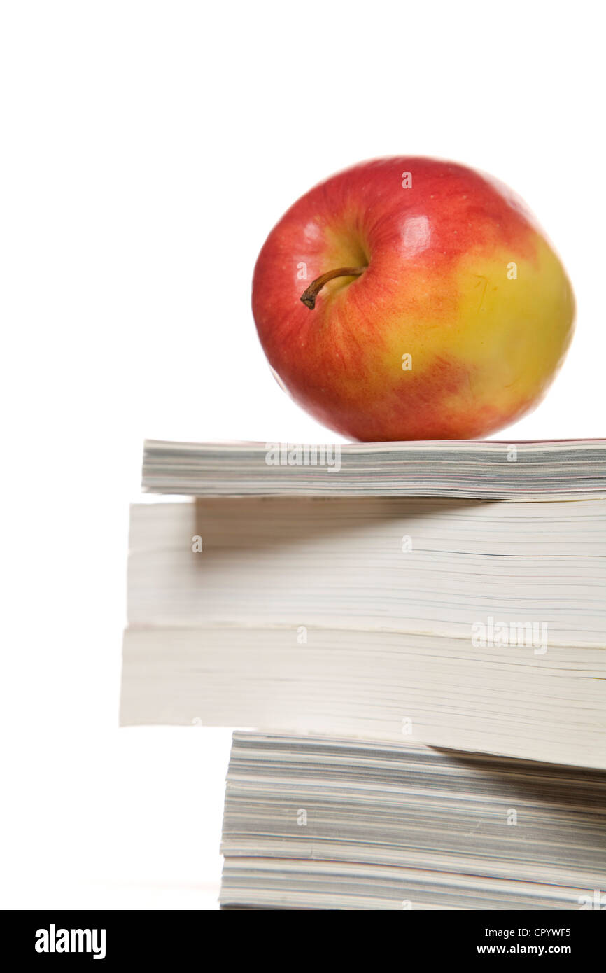 Apple su una pila di libri Foto Stock