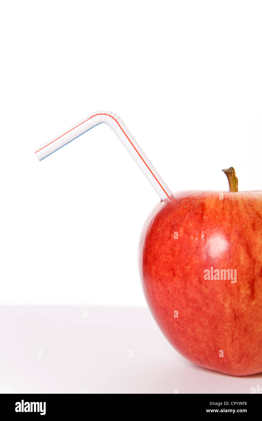 Red apple con una paglia Foto Stock