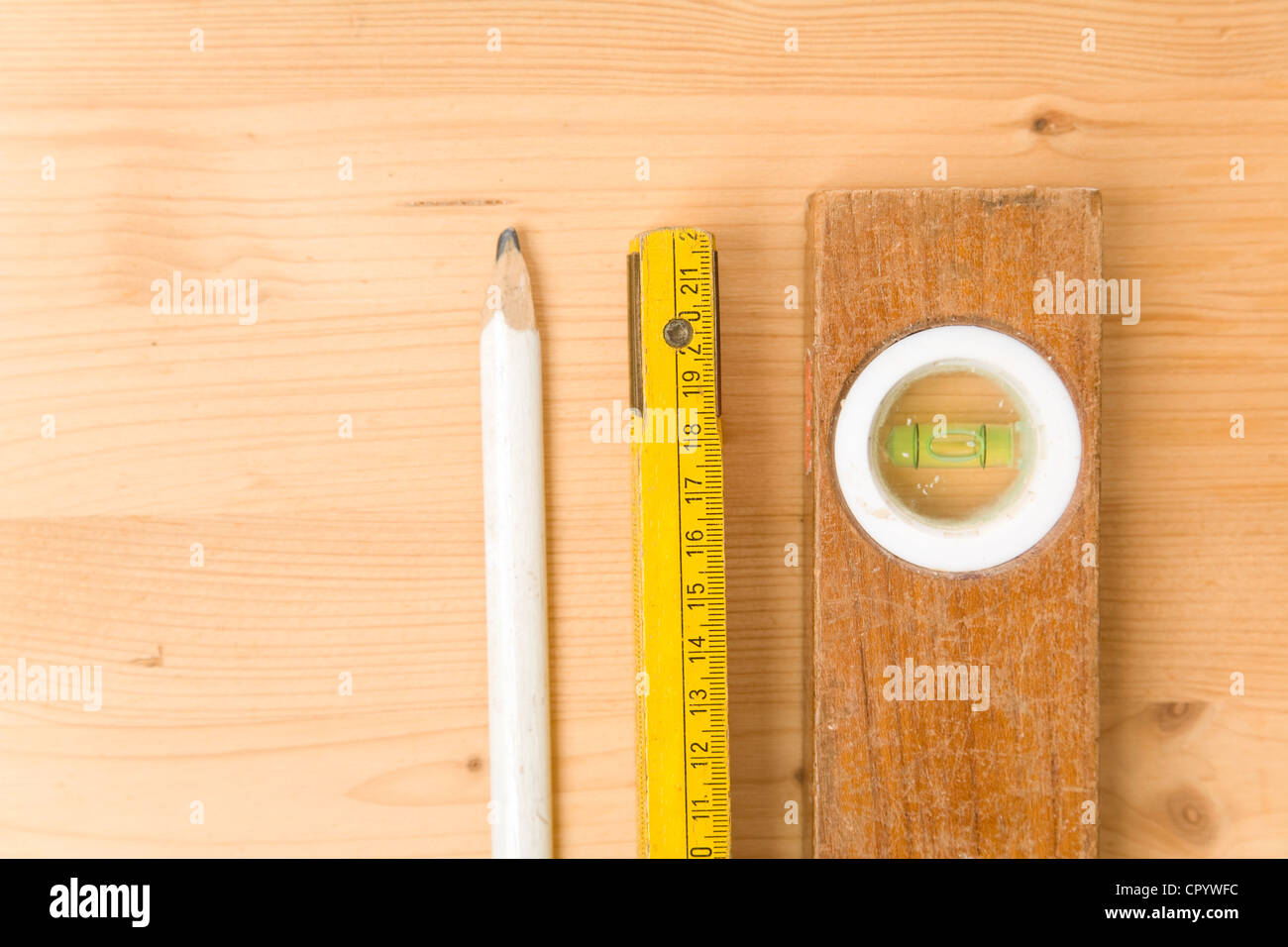 Builder utensili, una matita, una ripiegatura del falegname righello e una livella a bolla Foto Stock